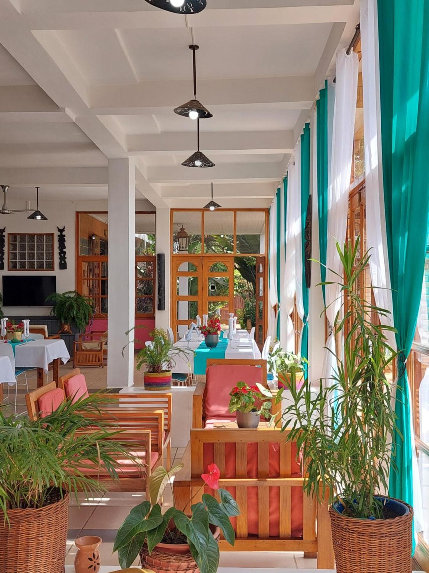 Island Continent Hotel Ivato  外观 照片