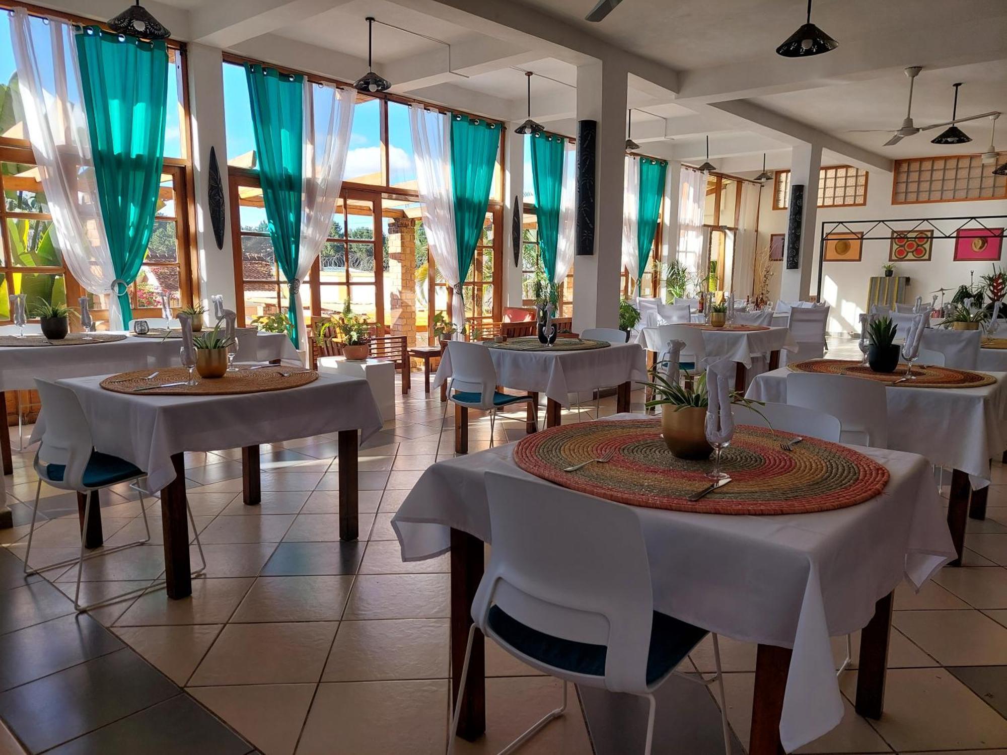 Island Continent Hotel Ivato  外观 照片