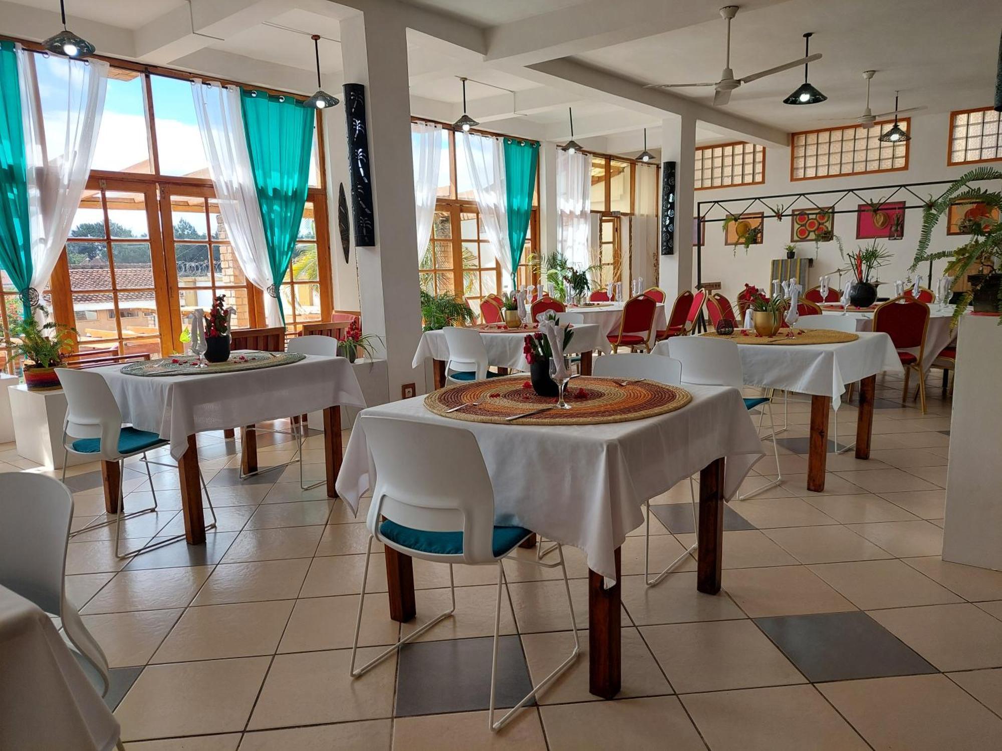 Island Continent Hotel Ivato  外观 照片